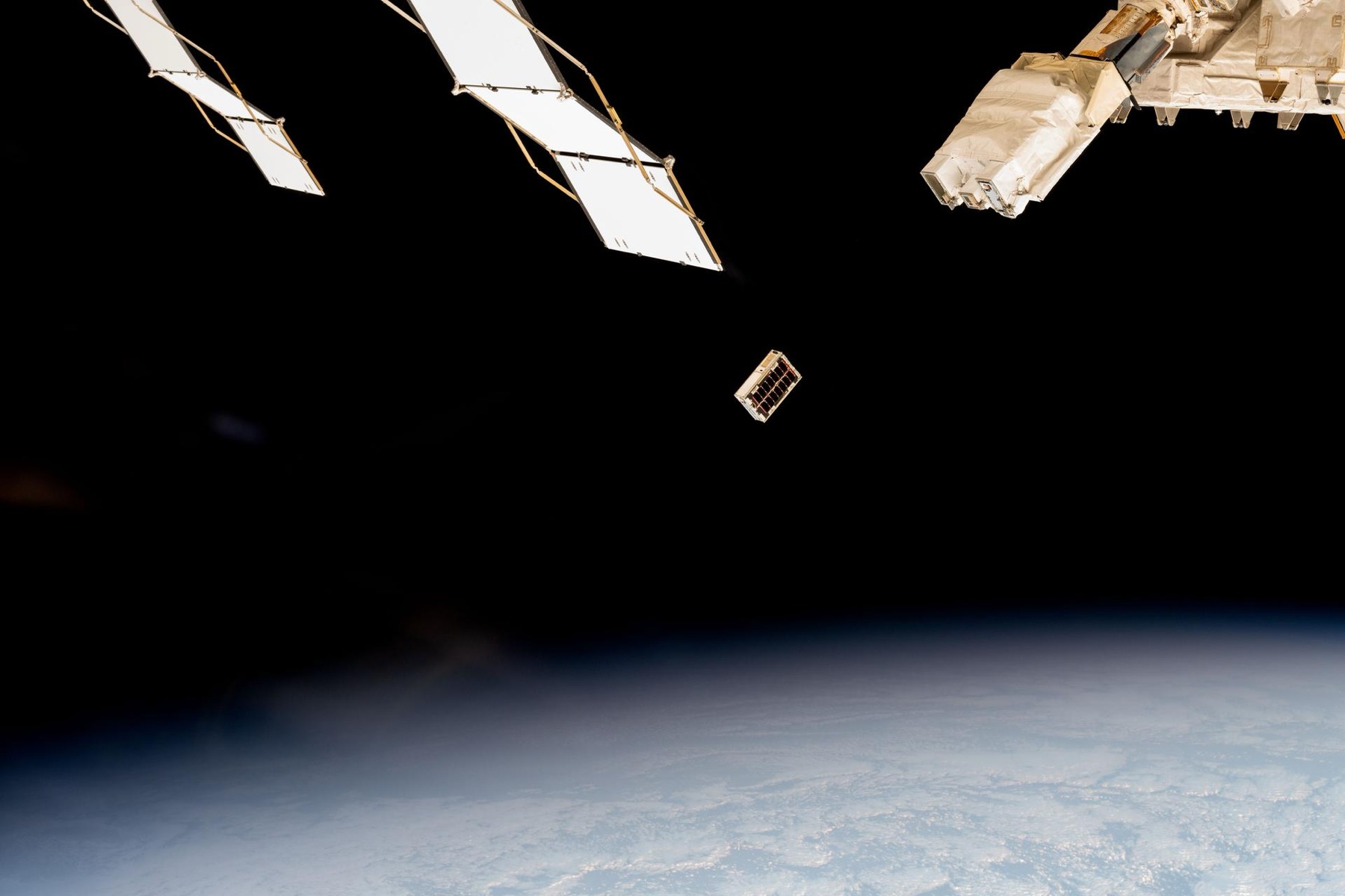 Kleinsatellit wird im Erdorbit ausgesetzt